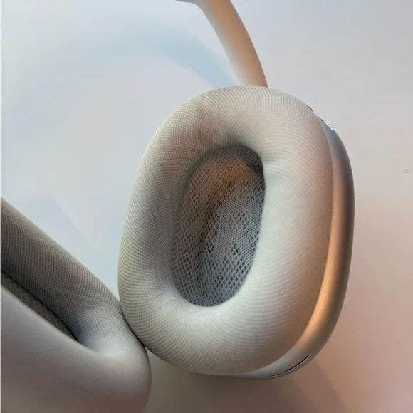 Sleek Silver and White Over-Ear Headphones - Picture 3 of 6